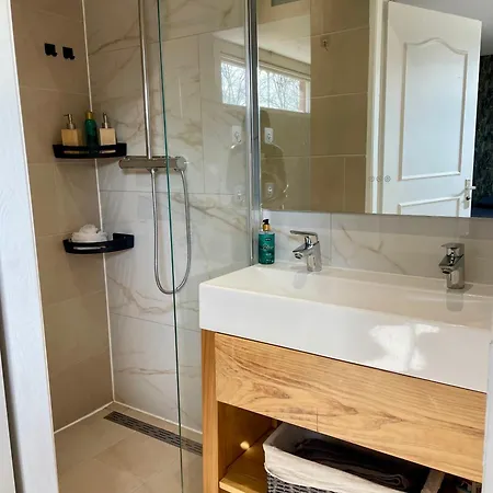 Cozy And Private Close To The * Oss